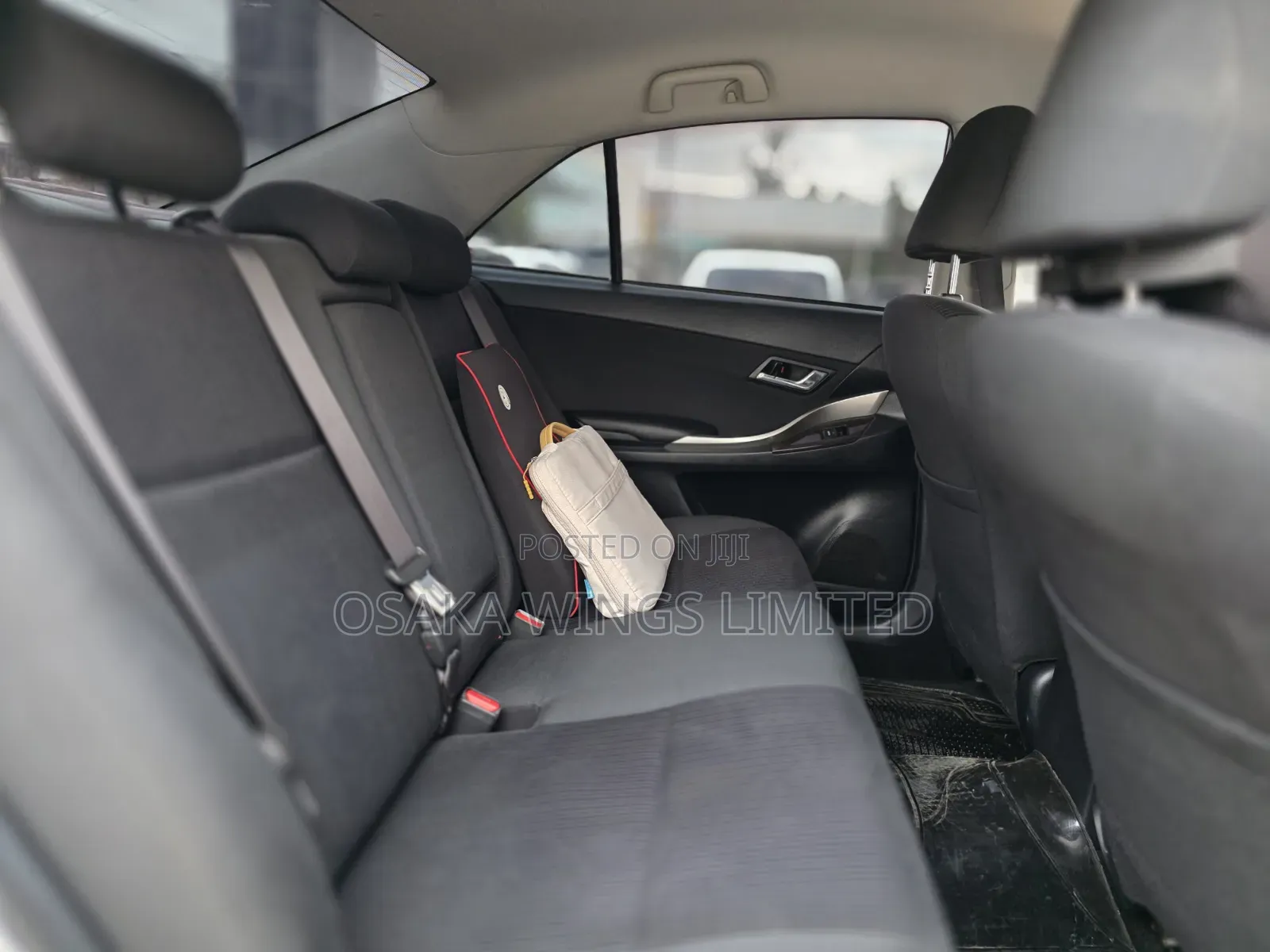 Toyota Premio 2018 Silver