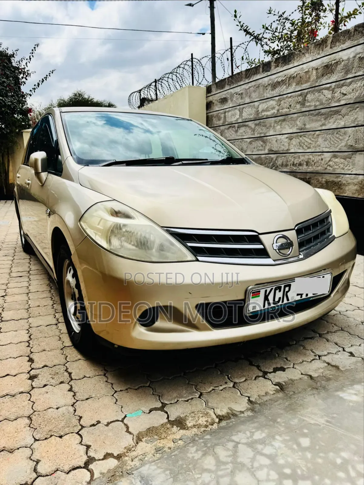 Nissan Tiida 2011 Gold