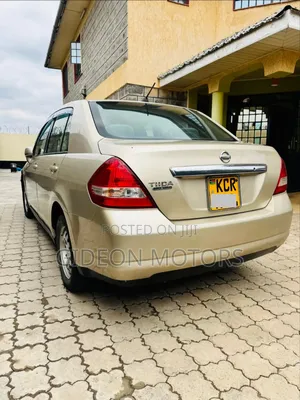 Nissan Tiida 2011 Gold