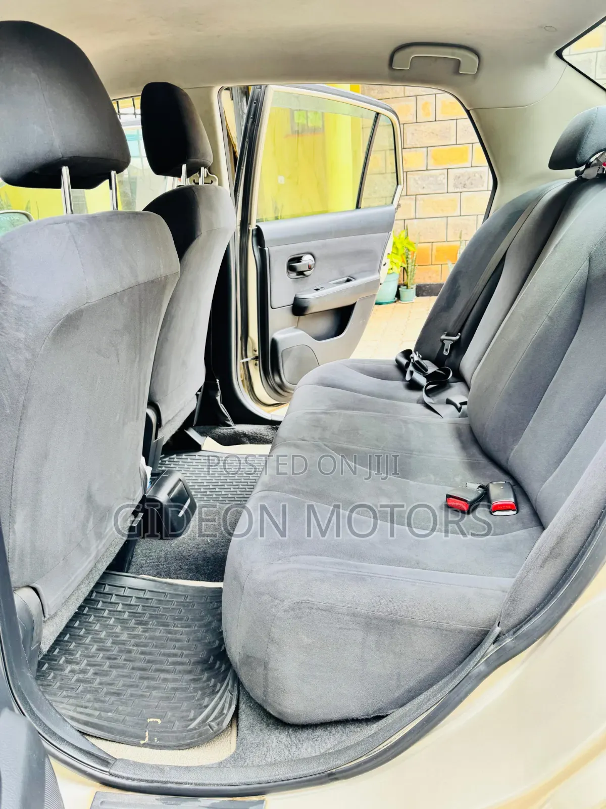 Nissan Tiida 2011 Gold
