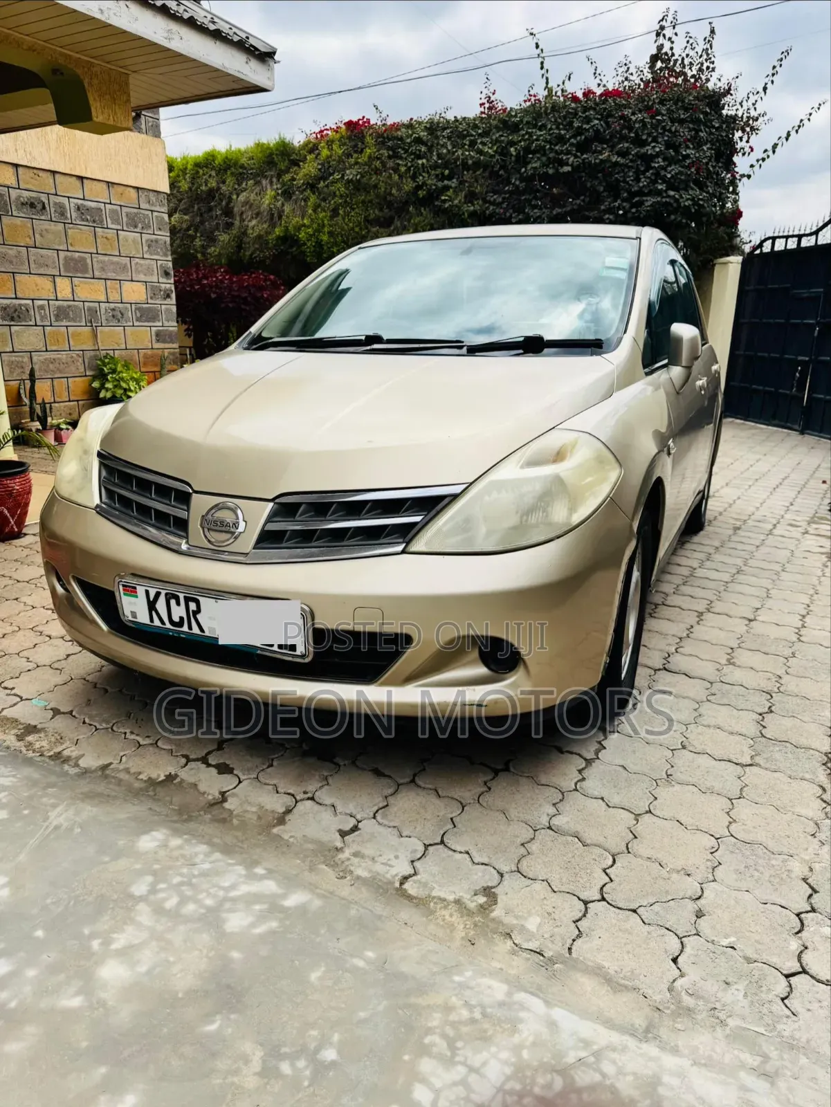 Nissan Tiida 2011 Gold