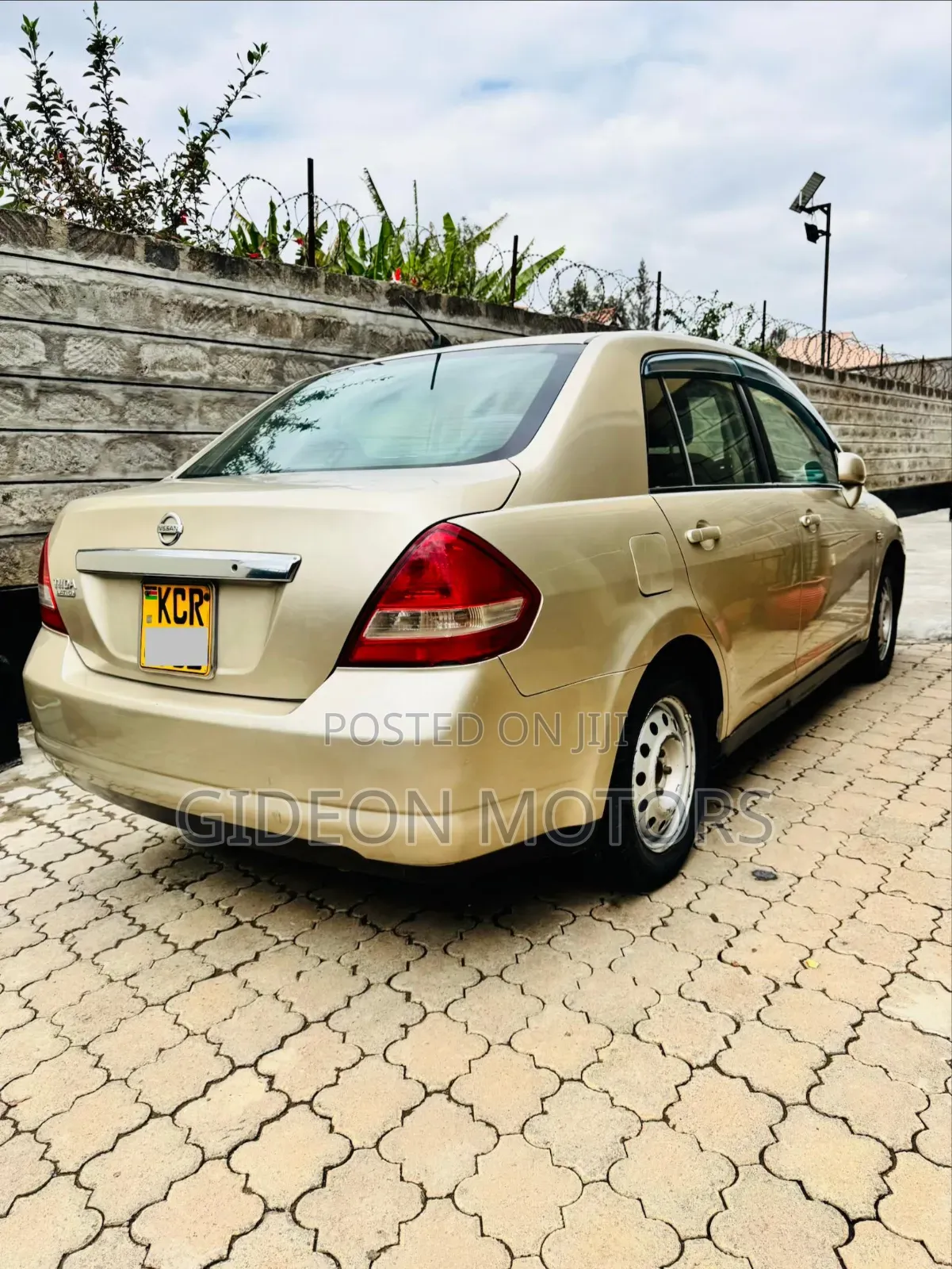 Nissan Tiida 2011 Gold