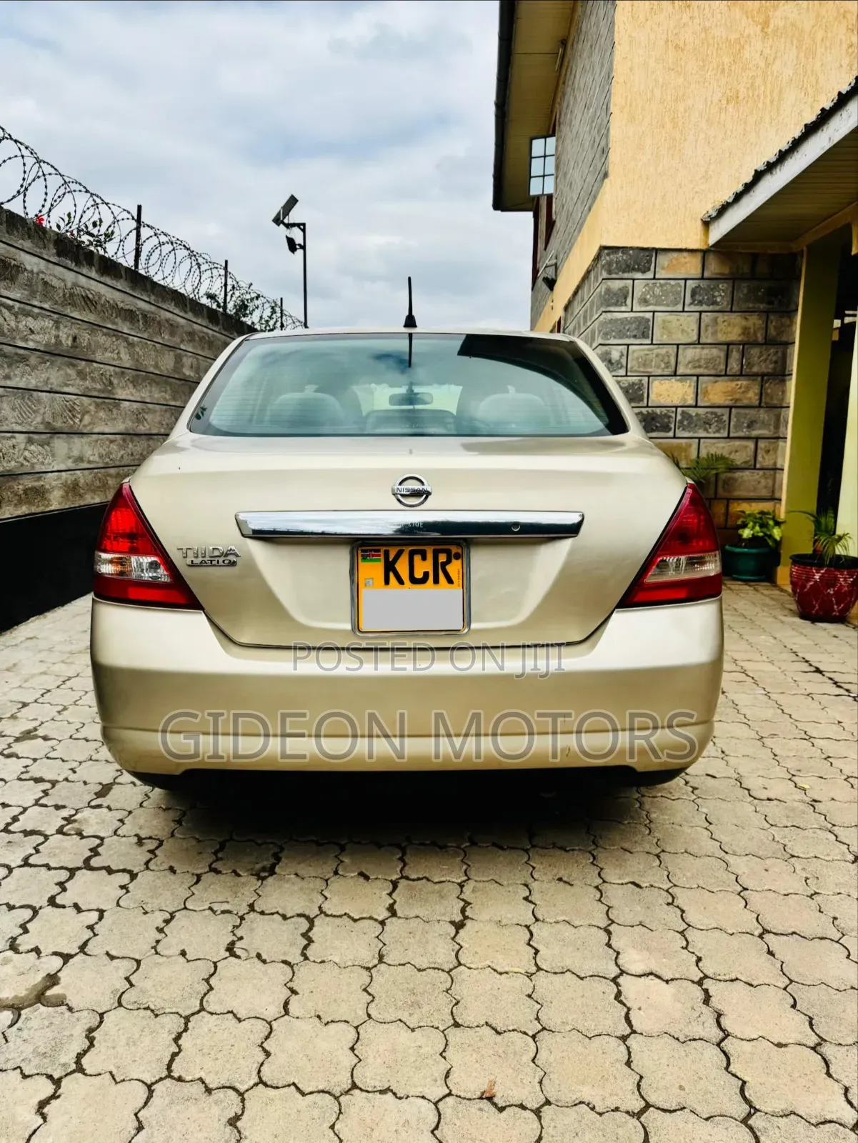 Nissan Tiida 2011 Gold