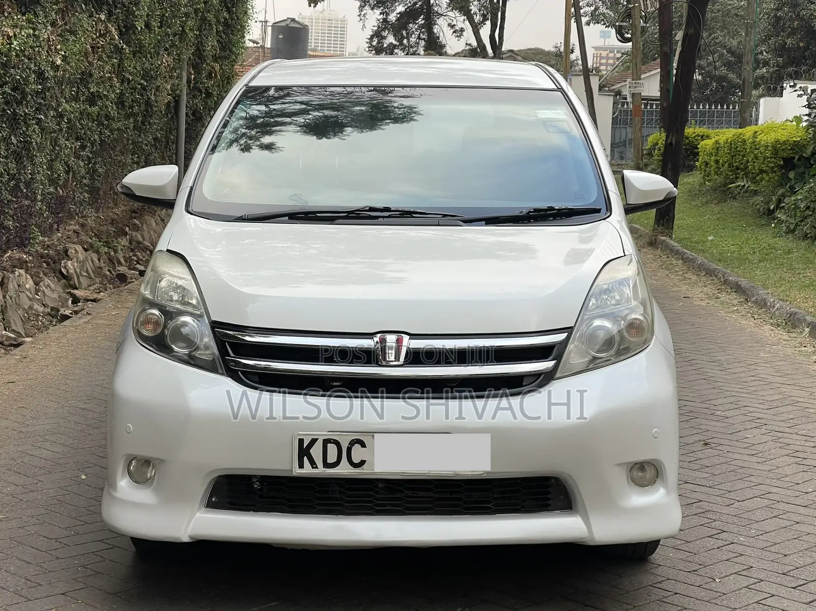 Toyota ISIS 2014 White
