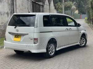 Toyota ISIS 2014 White
