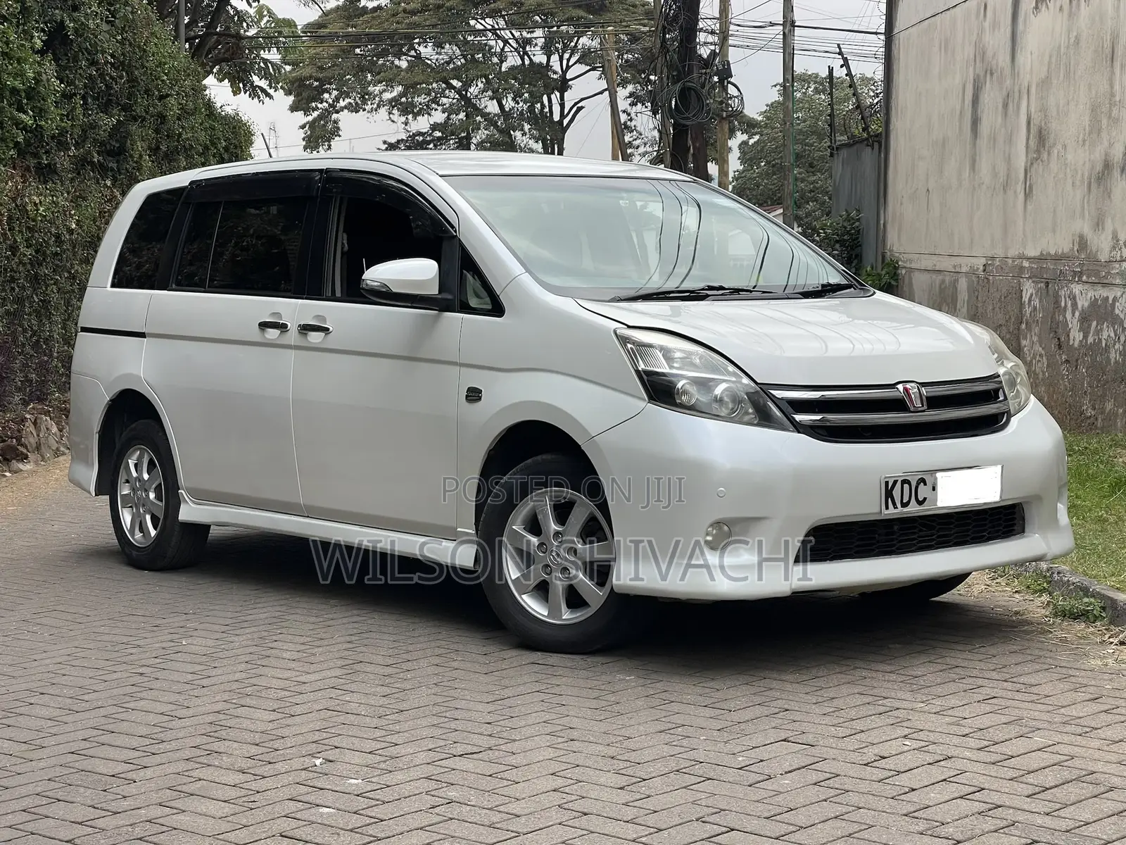 Toyota ISIS 2014 White