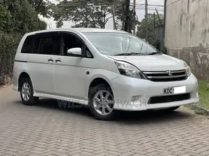Toyota ISIS 2014 White