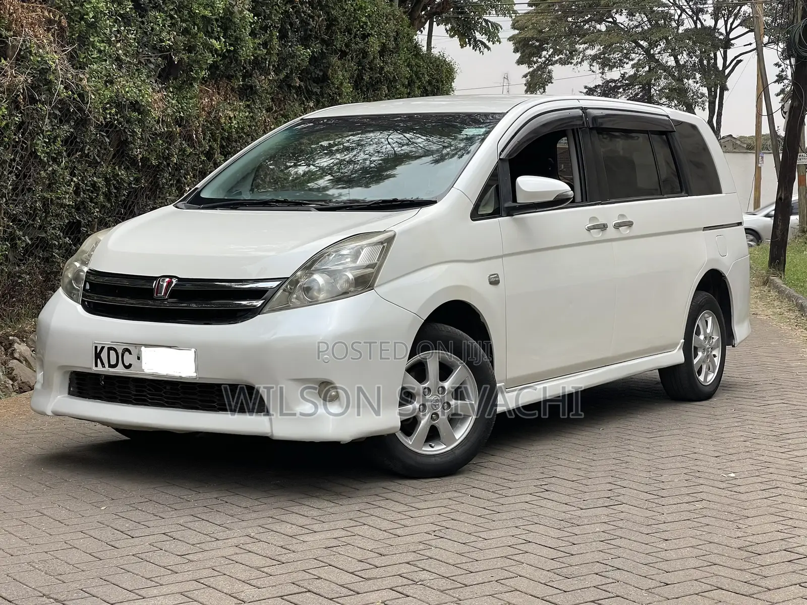 Toyota ISIS 2014 White