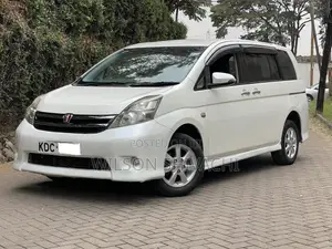 Toyota ISIS 2014 White