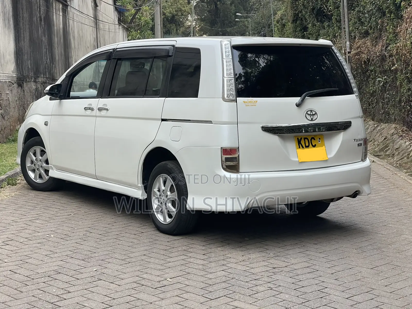 Toyota ISIS 2014 White