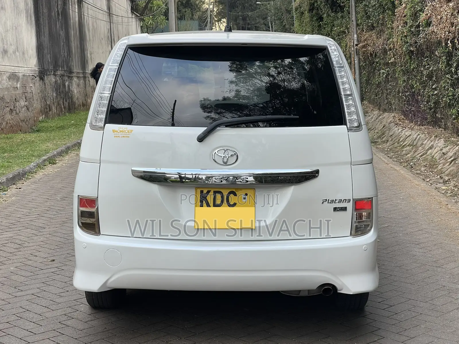 Toyota ISIS 2014 White