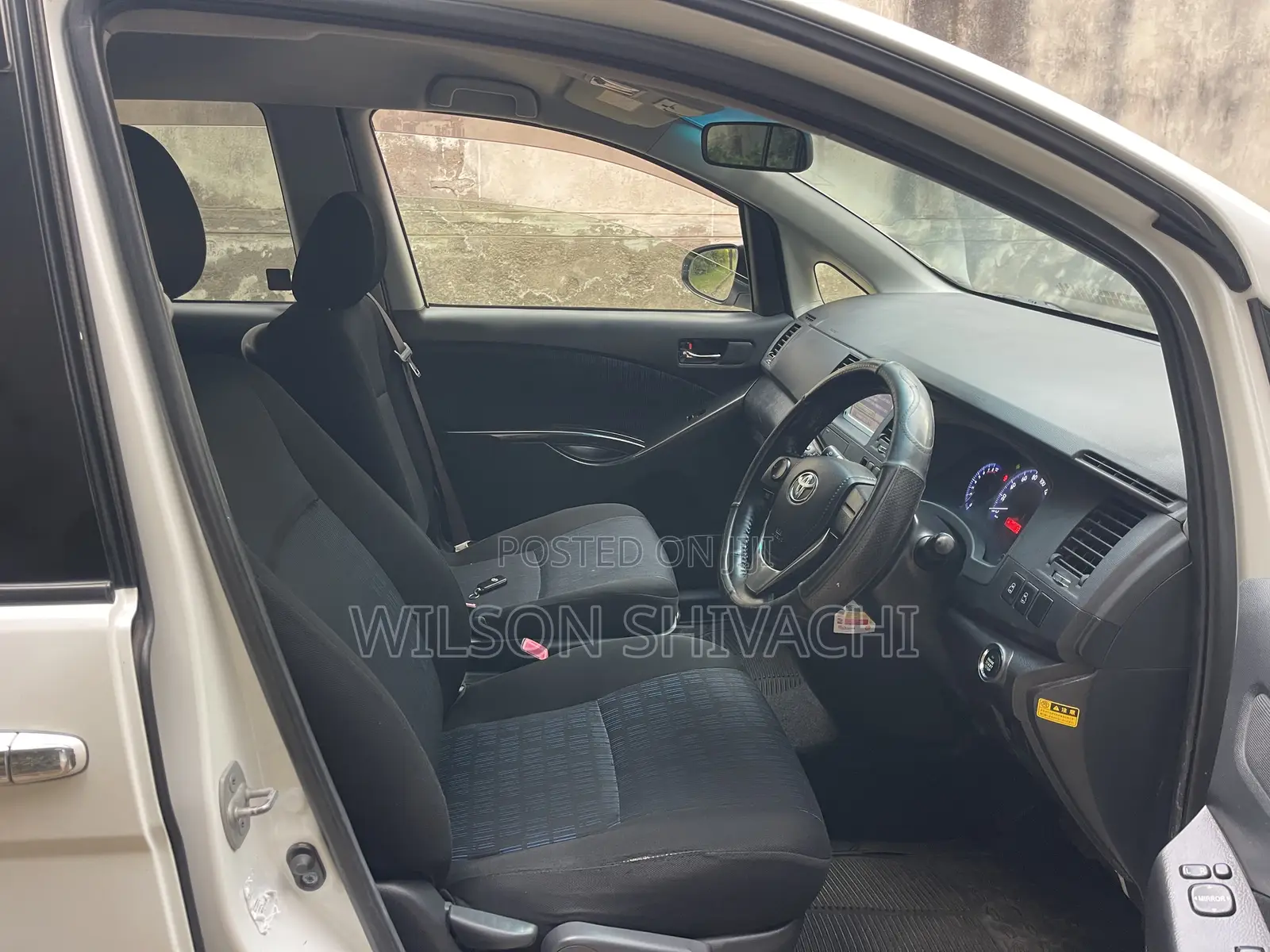 Toyota ISIS 2014 White