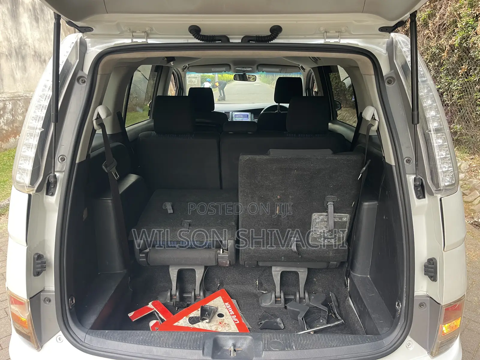 Toyota ISIS 2014 White