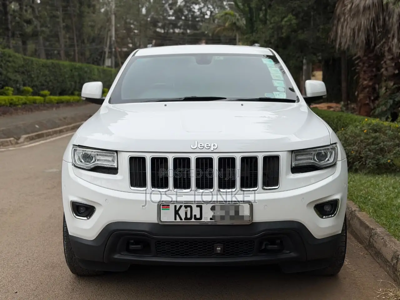 Jeep Grand Cherokee Laredo 4dr SUV 4WD (3.6L 6cyl 8A) 2015 White