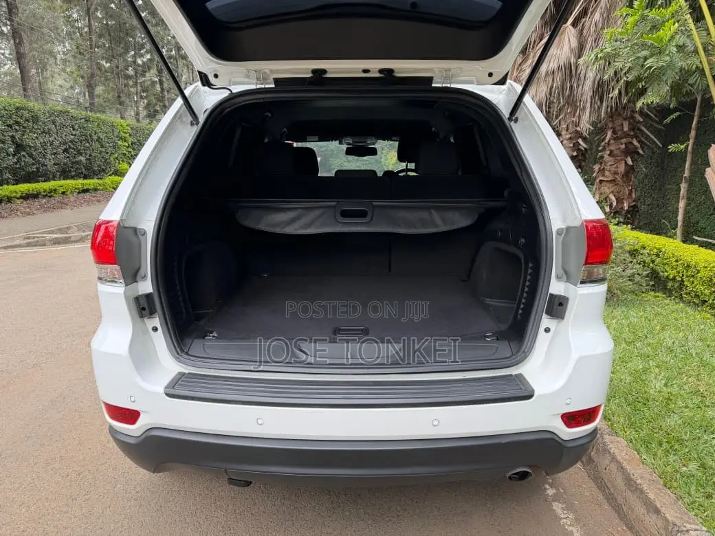 Jeep Grand Cherokee Laredo 4dr SUV 4WD (3.6L 6cyl 8A) 2015 White