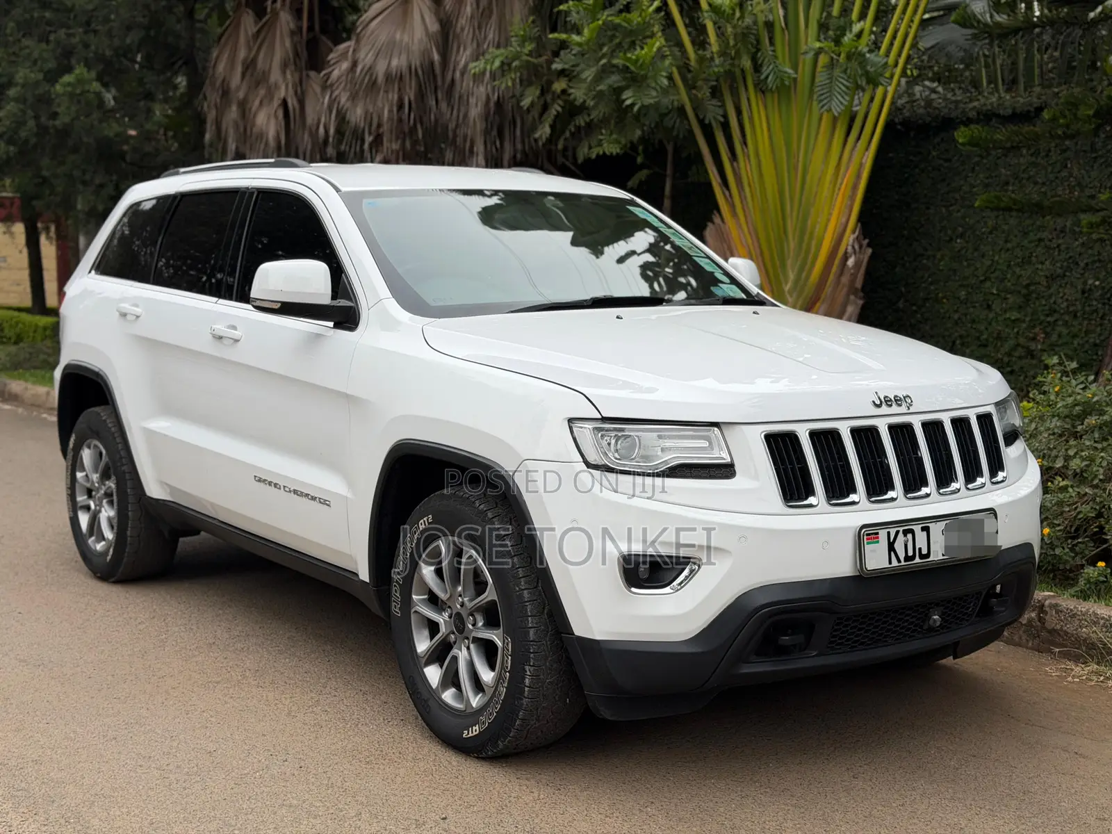 Jeep Grand Cherokee Laredo 4dr SUV 4WD (3.6L 6cyl 8A) 2015 White