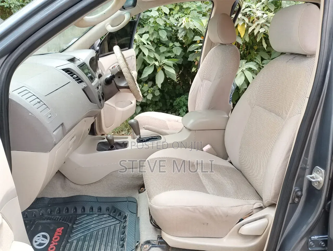 Toyota Hilux 2010 Gray