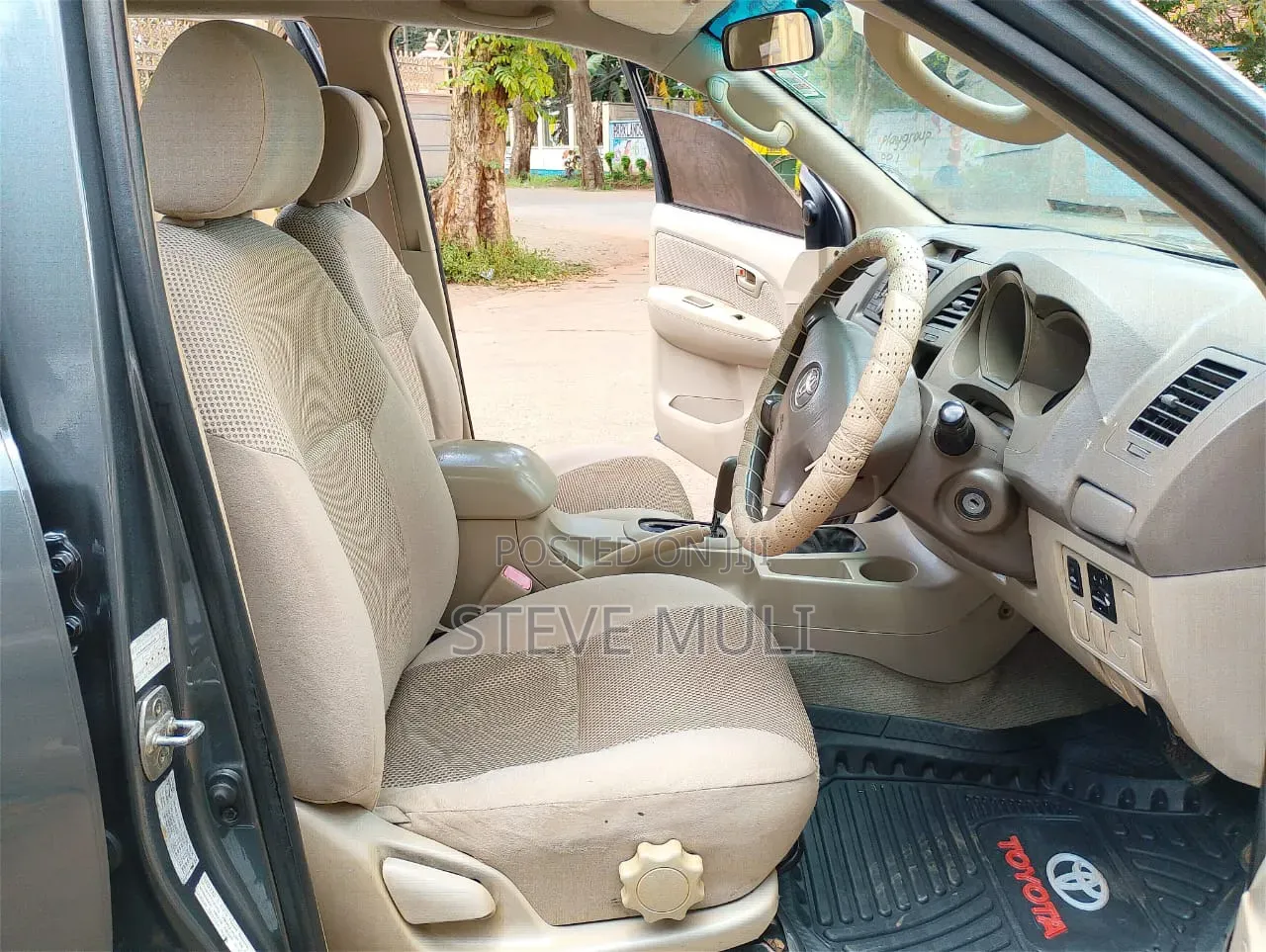 Toyota Hilux 2010 Gray