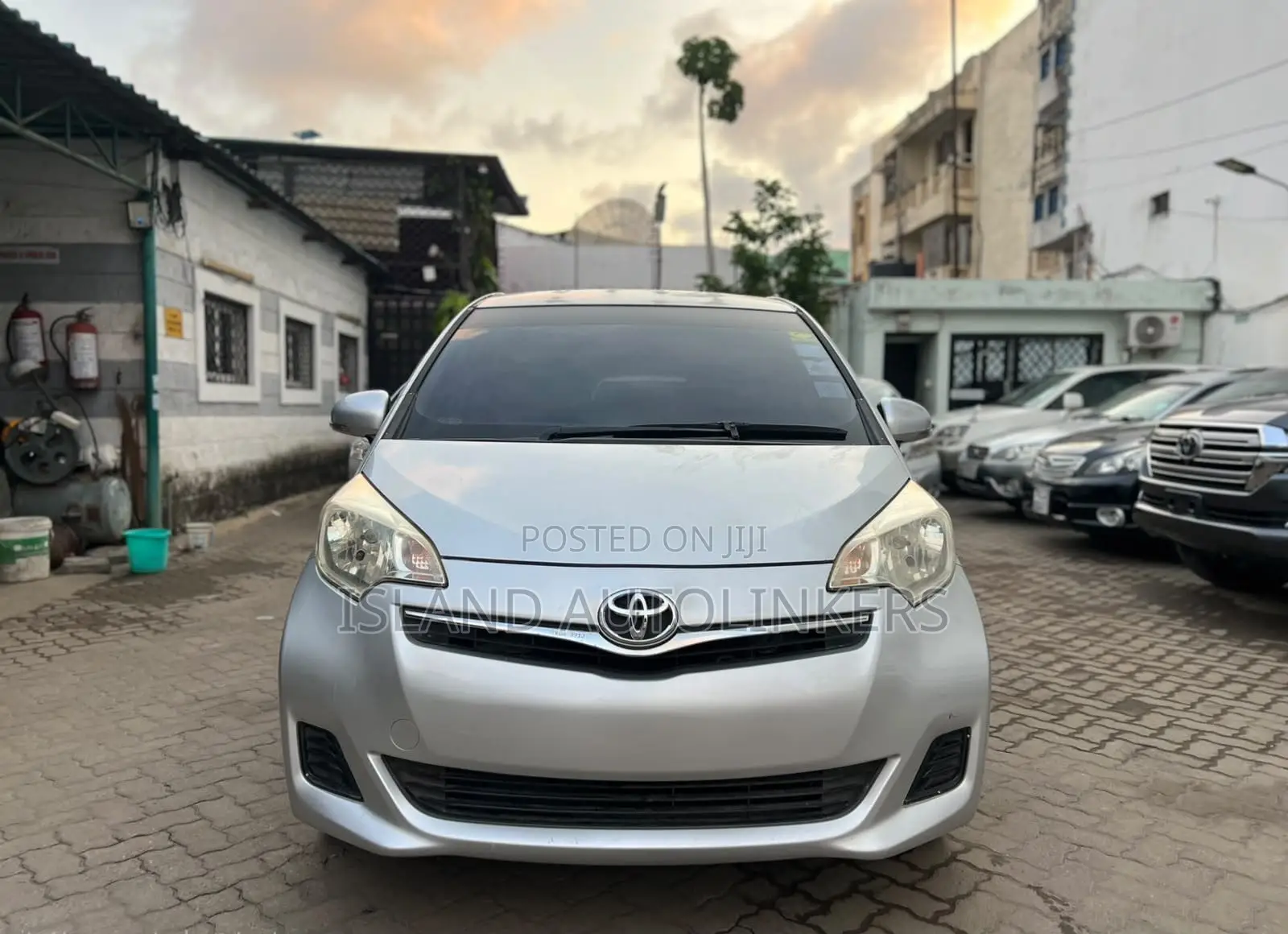Toyota Ractis 1.3 FWD 2013 Silver