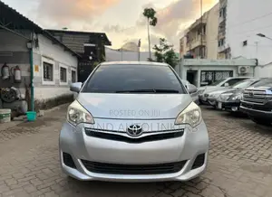 Toyota Ractis 1.3 FWD 2013 Silver