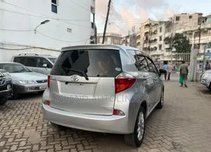 Toyota Ractis 1.3 FWD 2013 Silver