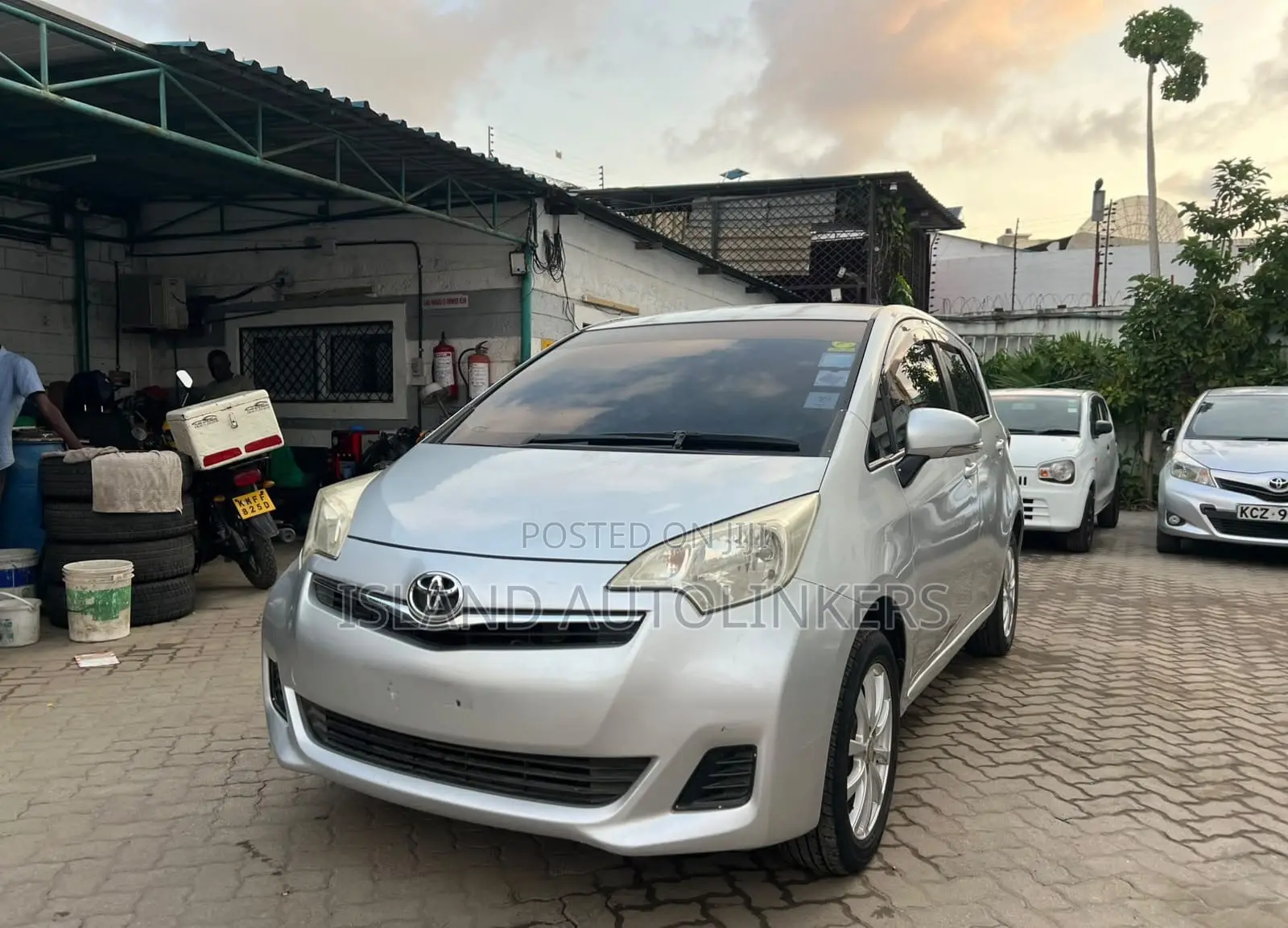 Toyota Ractis 1.3 FWD 2013 Silver