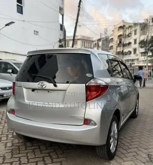 Toyota Ractis 1.3 FWD 2013 Silver