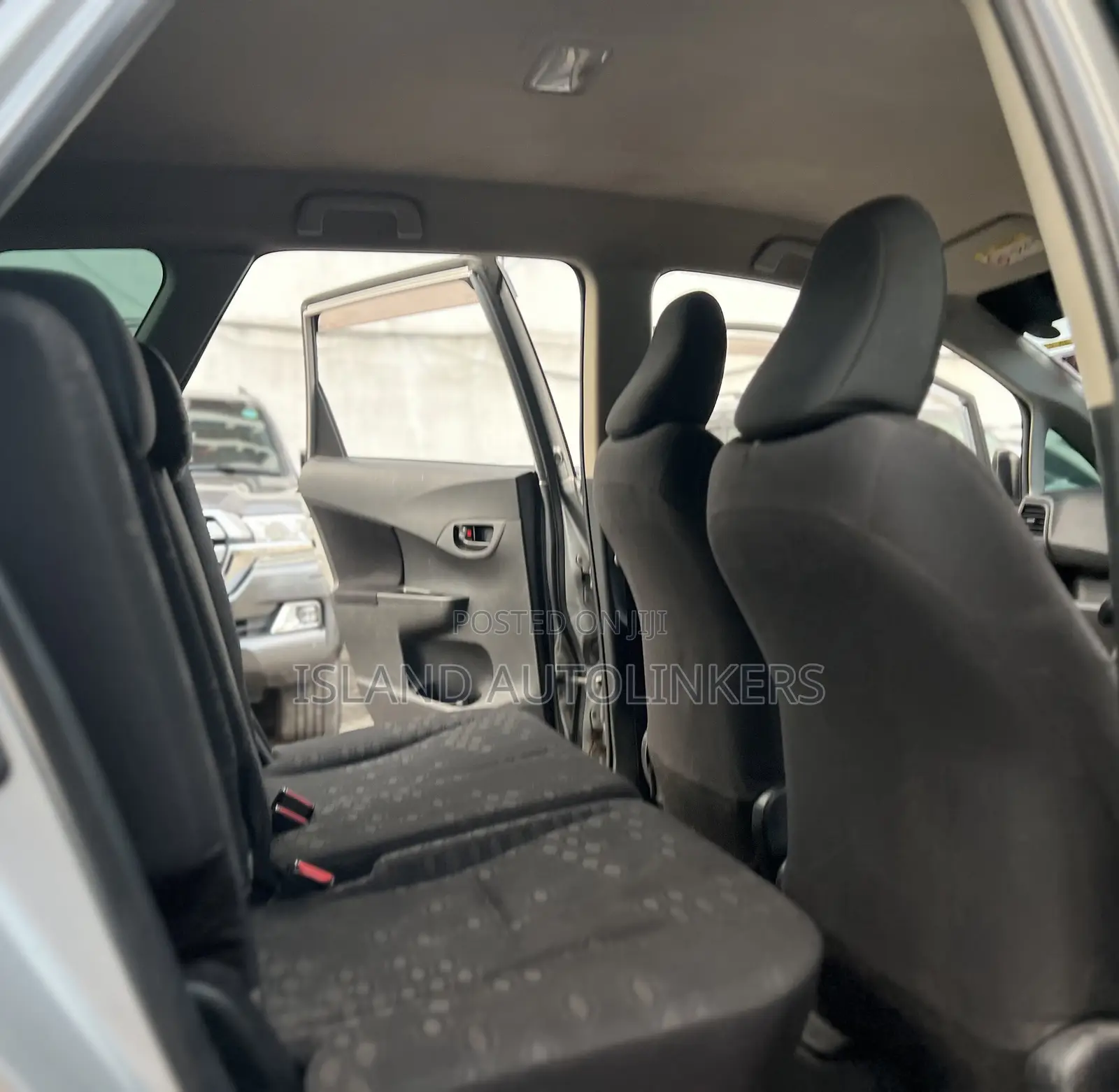 Toyota Ractis 1.3 FWD 2013 Silver