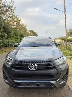 Toyota Hilux 2023 Gray