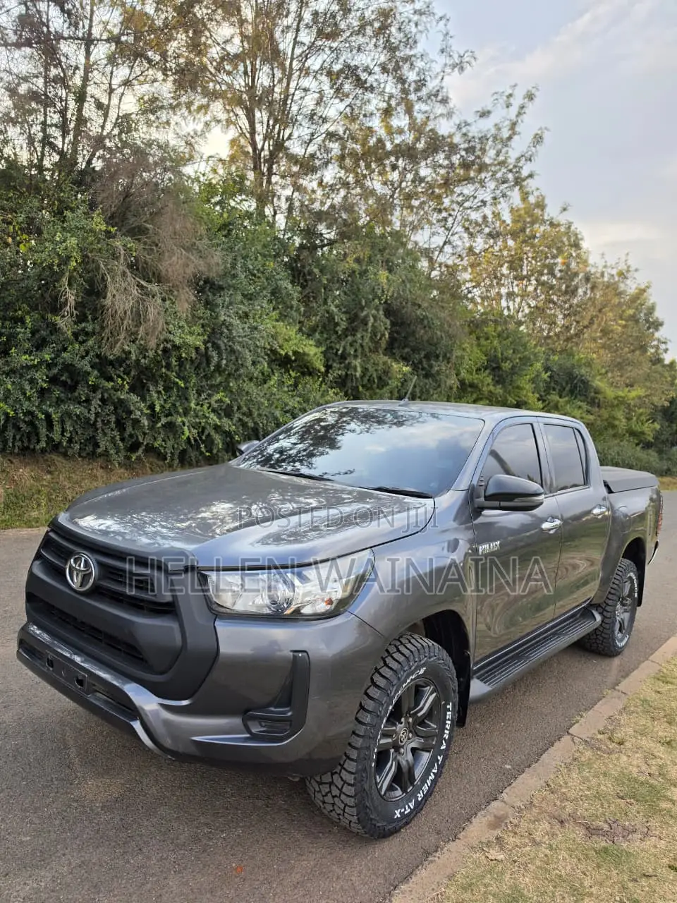 Toyota Hilux 2023 Gray