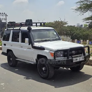 Toyota Land Cruiser 2011 White