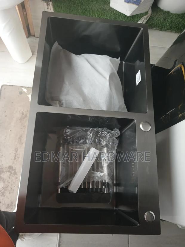 Black Kitchen Sink