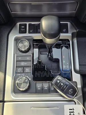 Toyota Land Cruiser 4.6 V8 ZX 2019 White