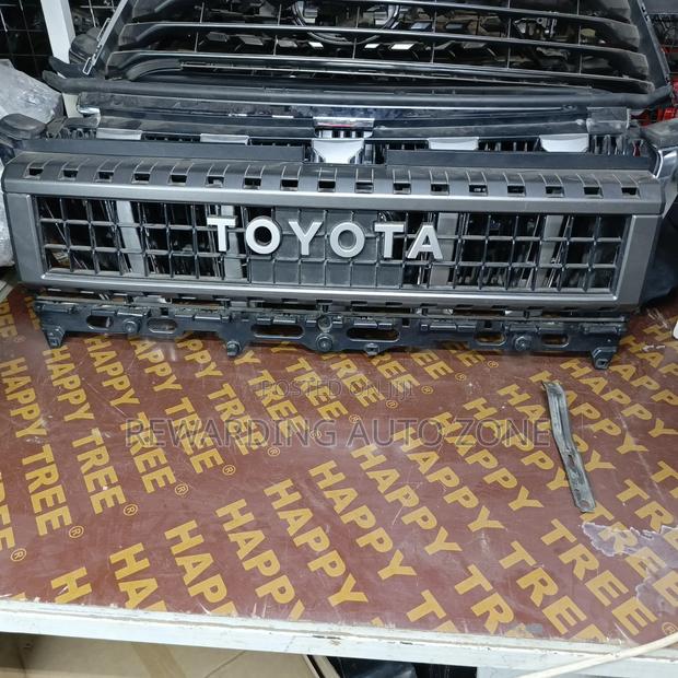 Prado 2023 250 Grille. - main view