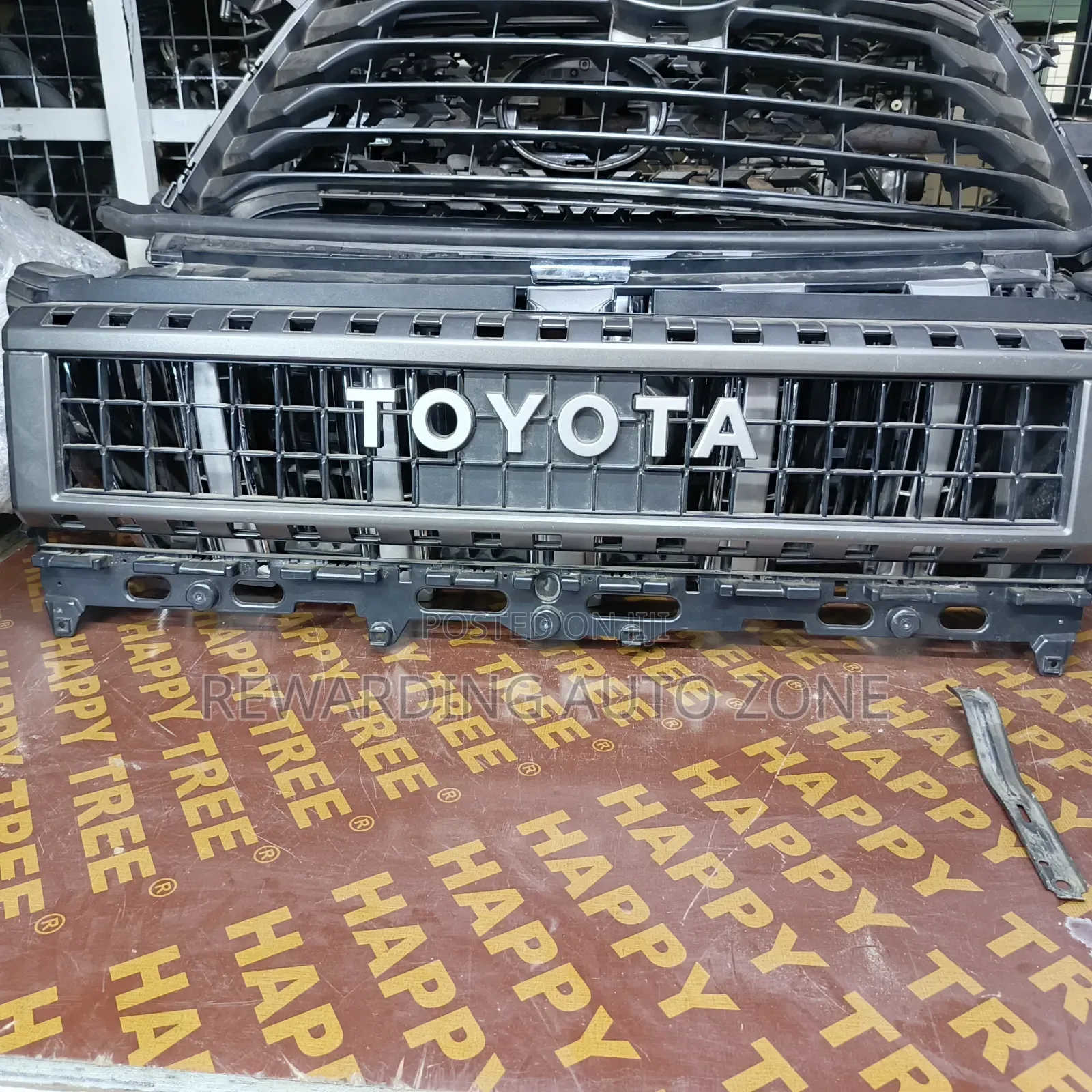 Prado 2023 250 Grille.