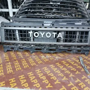 Prado 2023 250 Grille.
