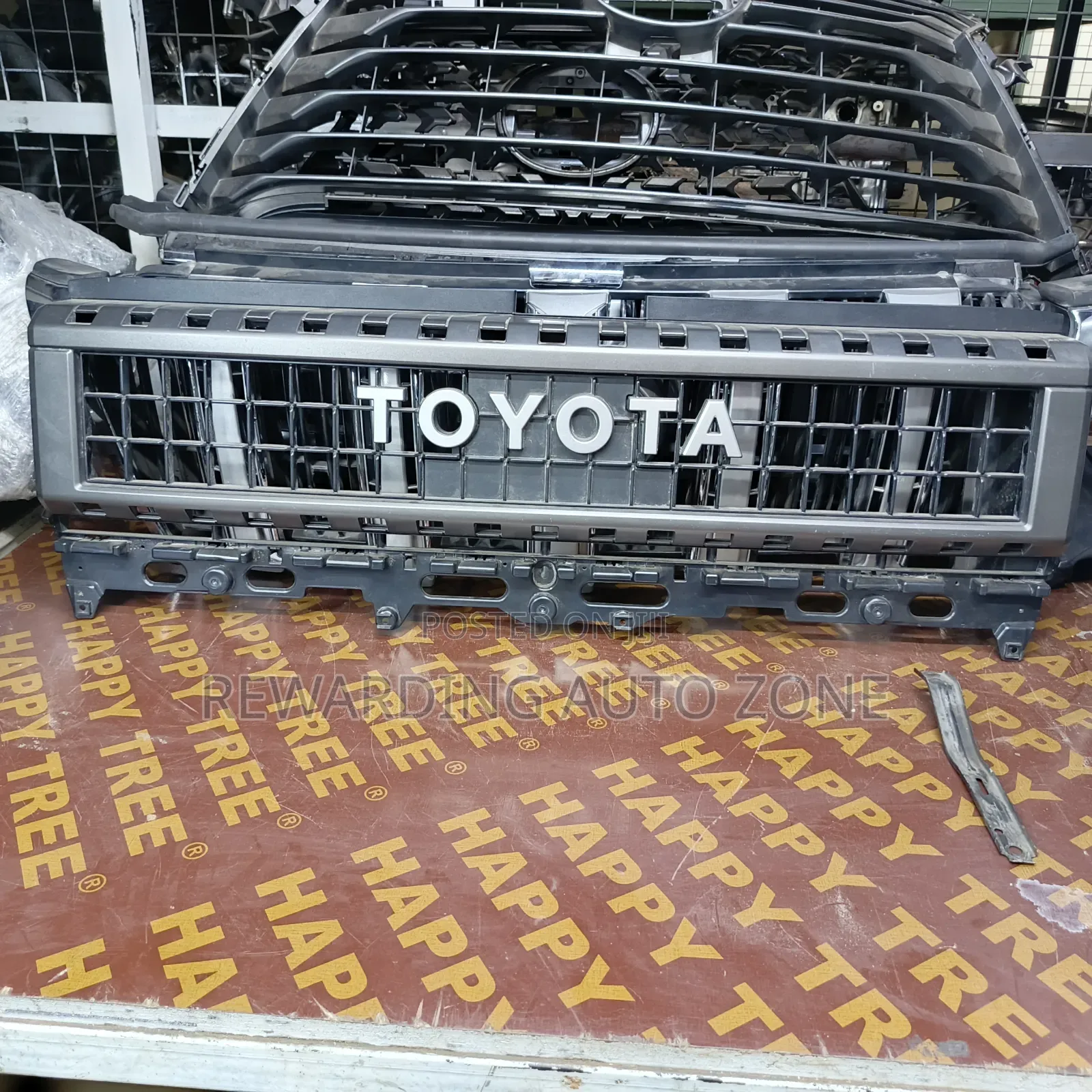Prado 2023 250 Grille.