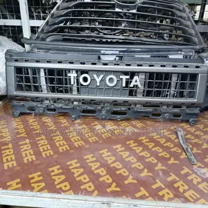 Prado 2023 250 Grille.