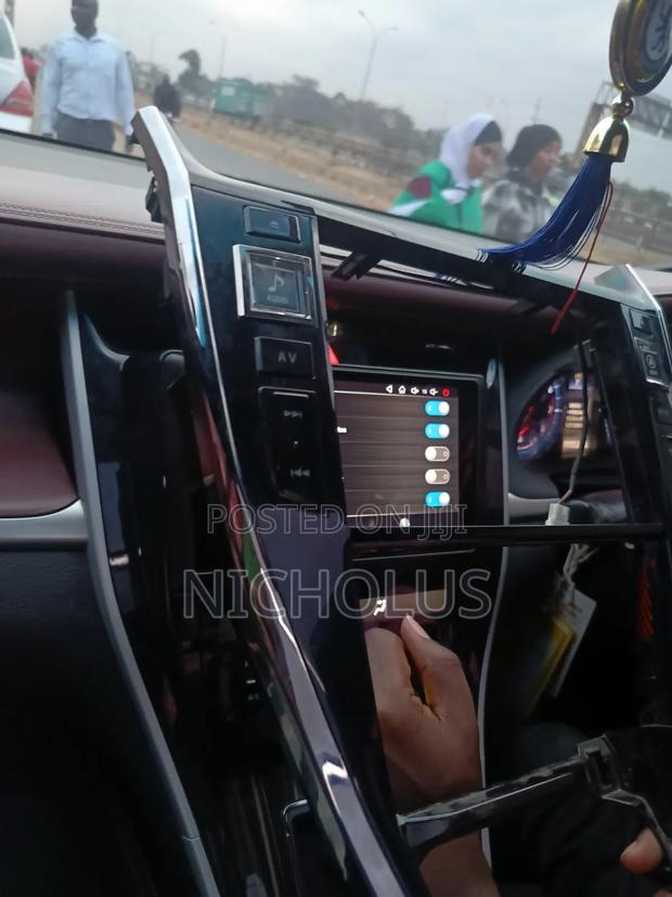Toyota Harrier Radio Head Unit - main view