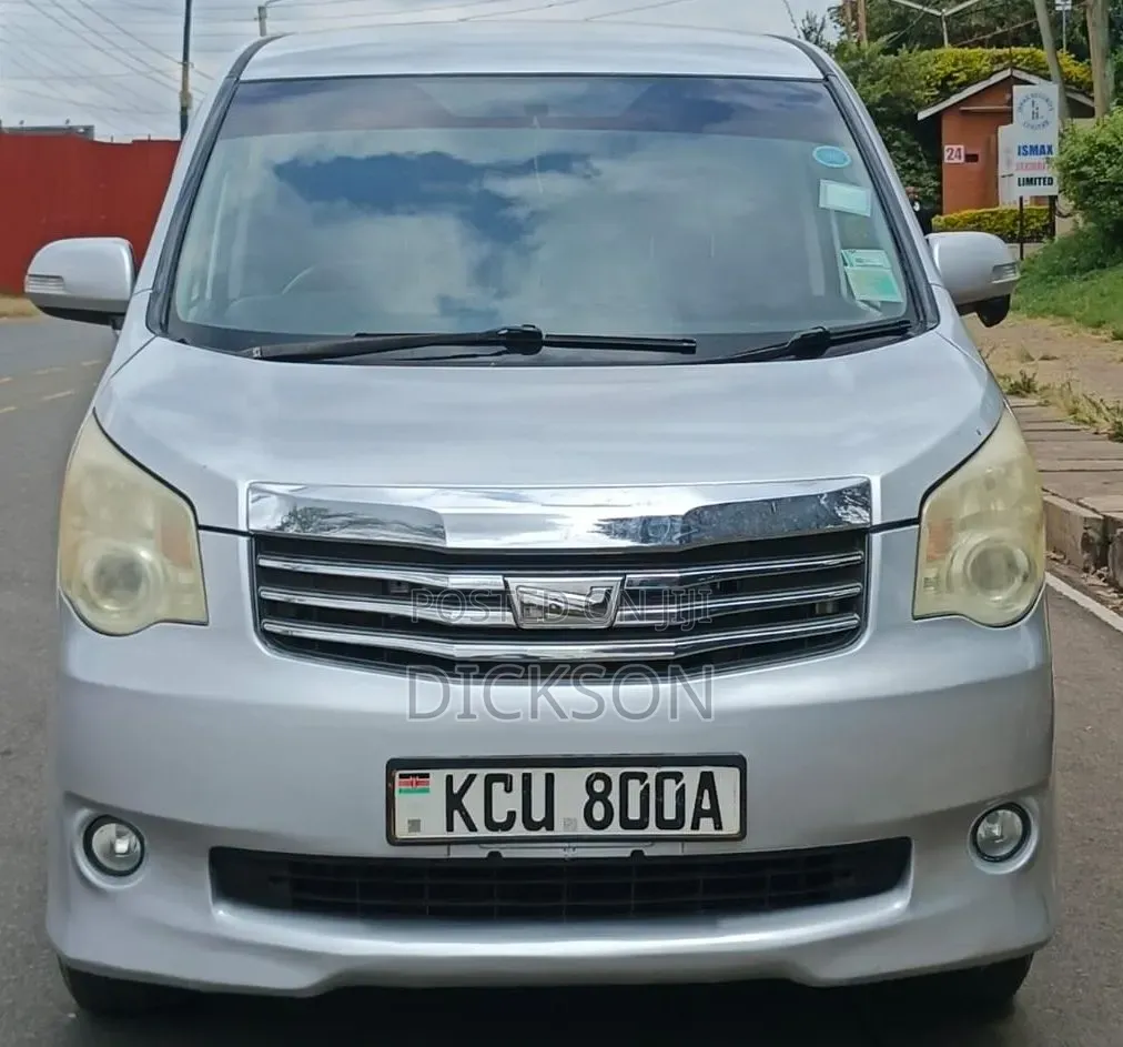 Toyota Noah 2012 Silver