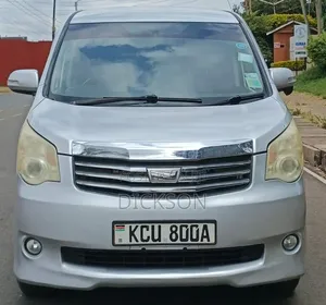 Toyota Noah 2012 Silver