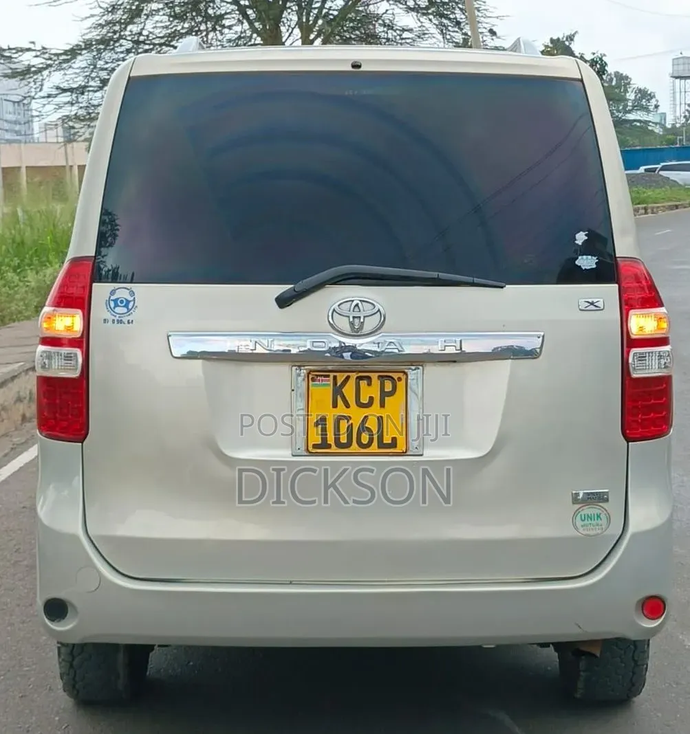 Toyota Noah 2011 Silver