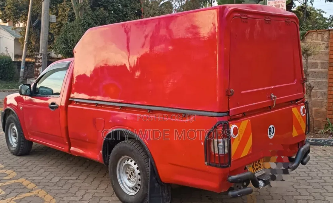 Isuzu D-MAX 2011 Red
