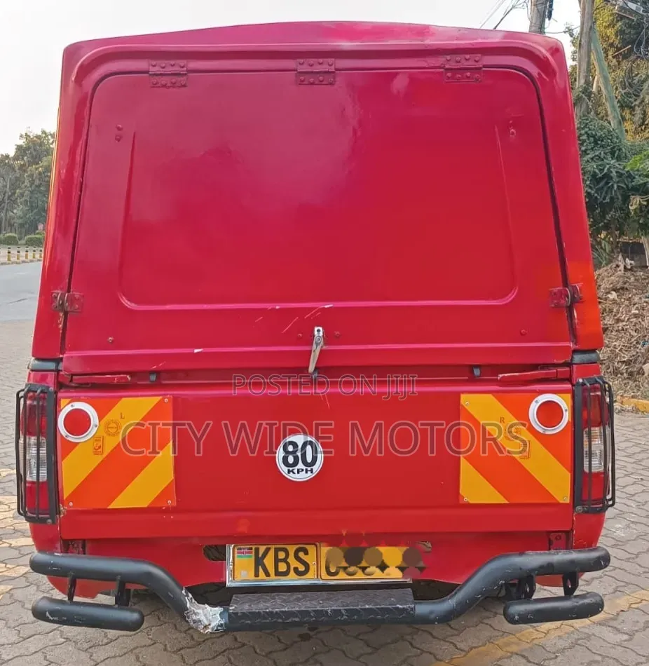 Isuzu D-MAX 2011 Red