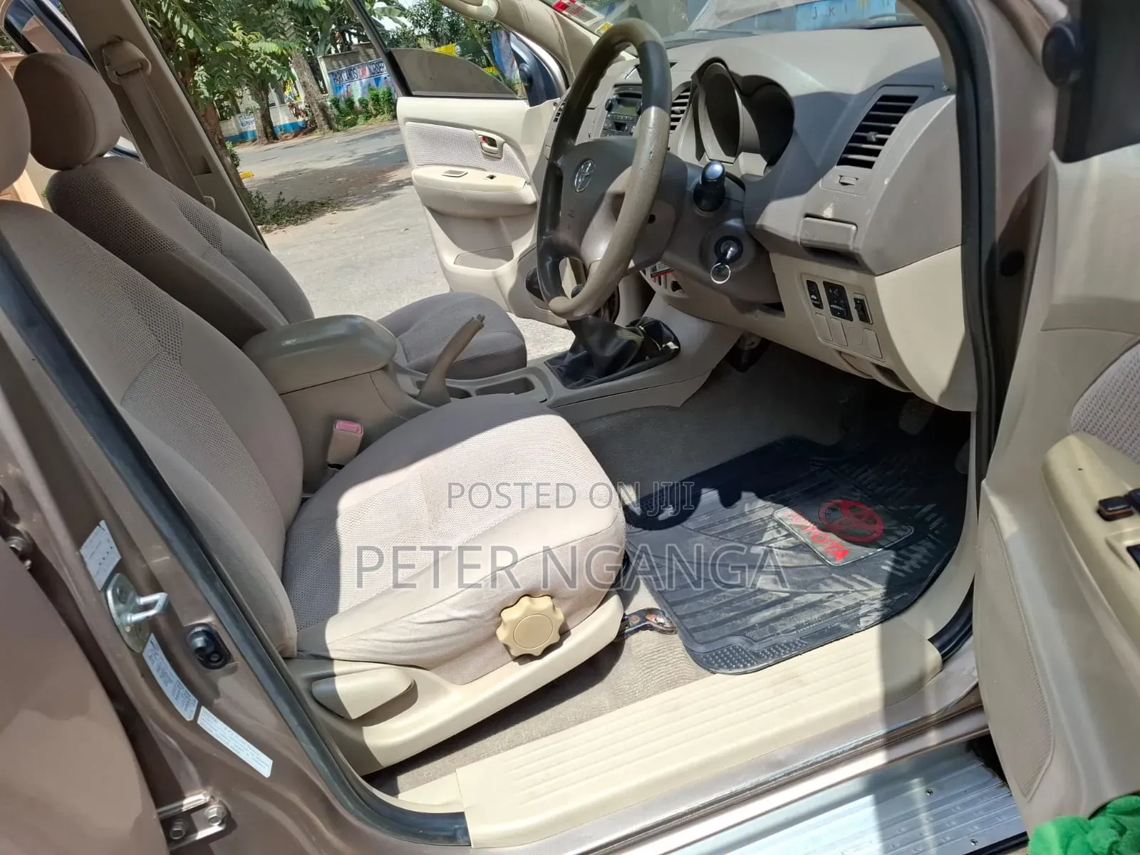 Toyota Hilux 2004 Gold