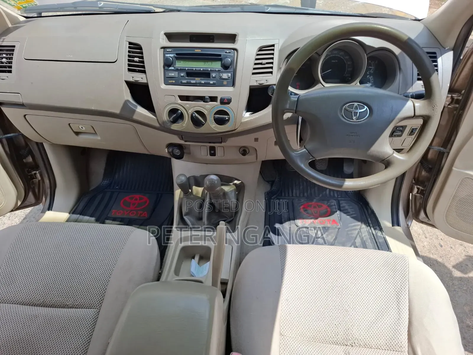Toyota Hilux 2004 Gold