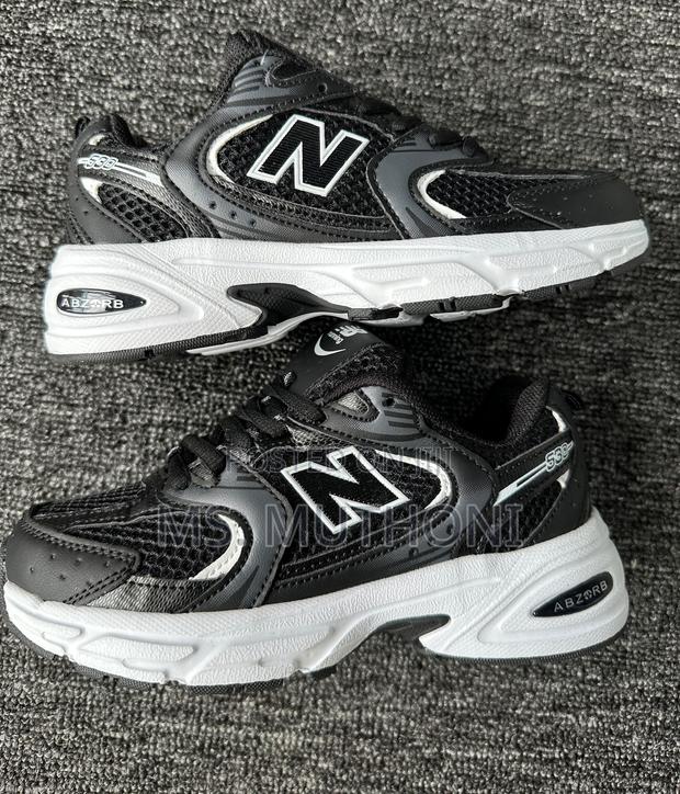 Kids Unisex New Balance 530 Kids Sneakers in Black/White,(31-35)