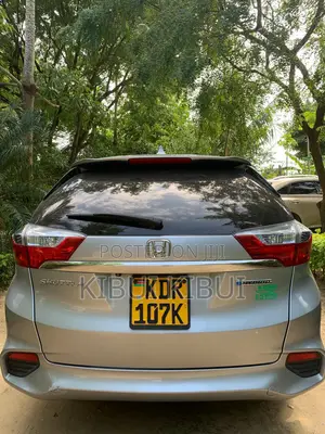 Honda Shuttle 1.5 Hybrid 2WD 2017 Silver