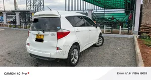 Toyota Ractis 2012 Off white