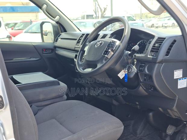 Toyota HiAce 2020 Silver - thumbnail 6